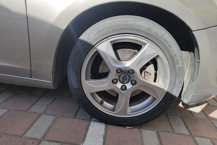 Used Volvo S60 2012 T5 Prestige Edition Right Front Wheel Hub