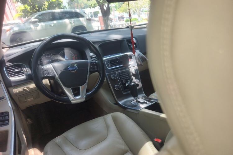 Used Volvo S60 2012 T5 Zhiya Edition Center Console