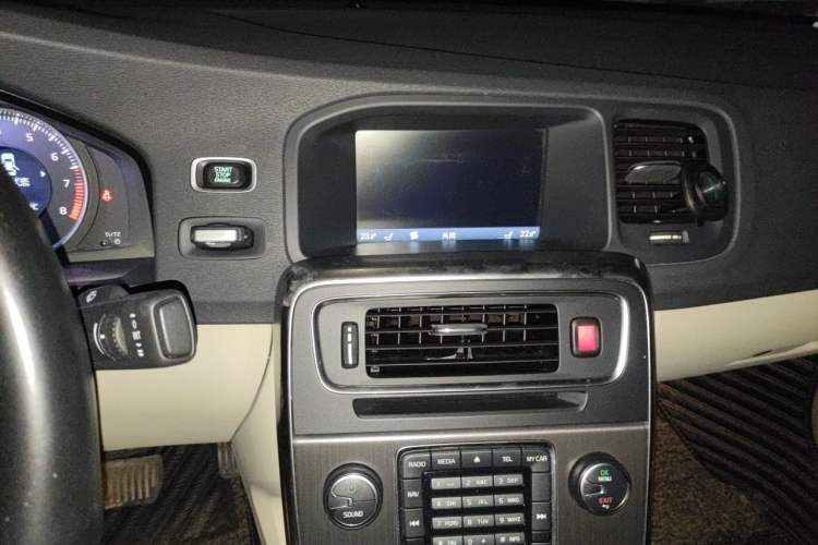 Used Volvo S60 2012 T5 Prestige Edition Audio And AC Panel
