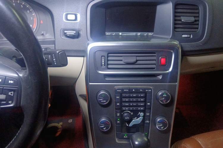 Used Volvo S60 2012 T5 Prestige Edition Audio And AC Panel