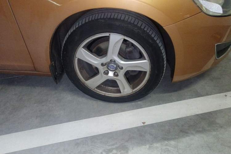 Used Volvo S60 2012 T5 Prestige Edition Right Front Wheel Hub