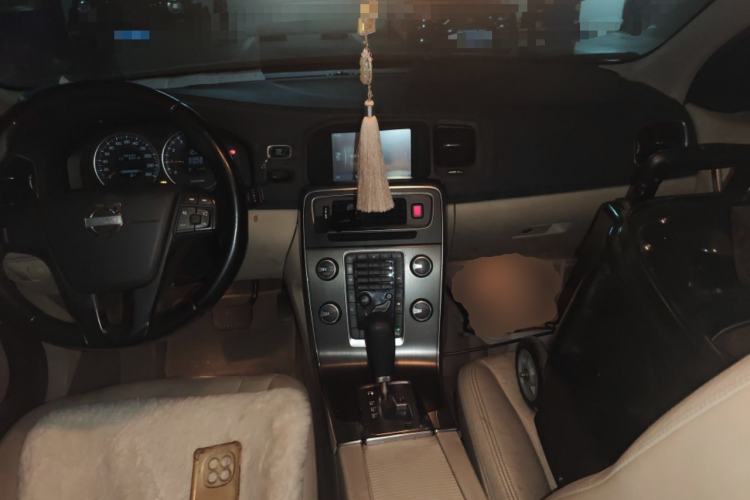 Used Volvo S60 2012 1.6T DRIVe Comfort Edition Center Console