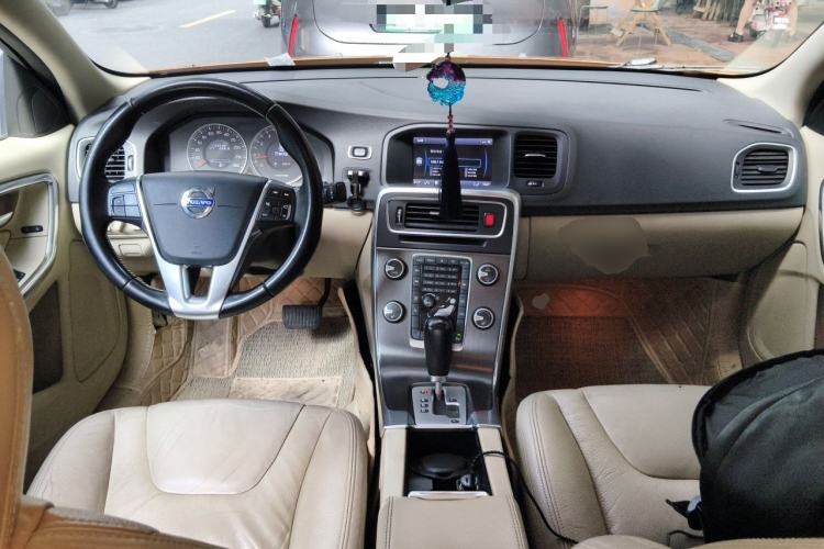 Used Volvo S60 2012 T5 Zhiya Edition Center Console