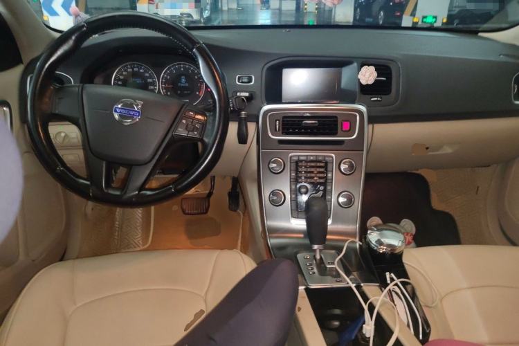 Used Volvo S60 2012 T5 Comfort Edition Center Console