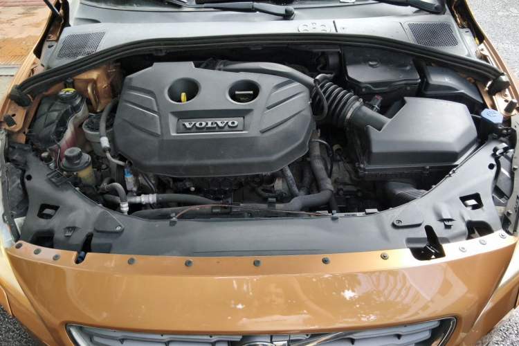 Used Volvo S60 2012 T5 Zhiya Edition Engine Bay