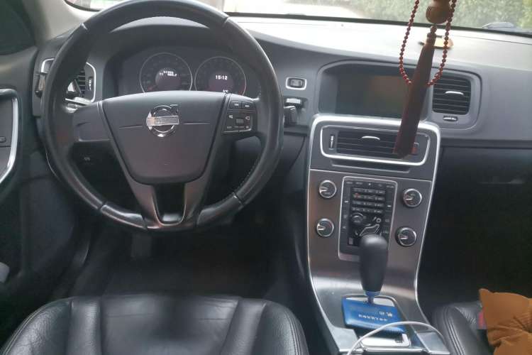 Used Volvo S60 2012 1.6T DRIVe Comfort Edition Center Console