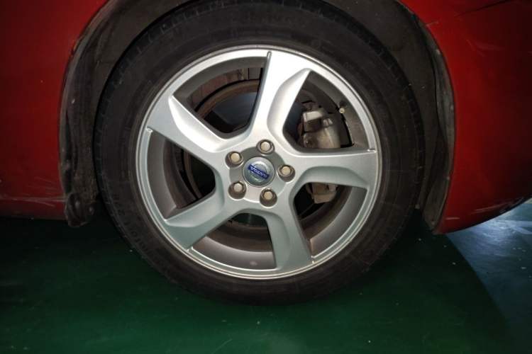 Used Volvo S60 2012 T5 Comfort Edition Right Front Wheel Hub