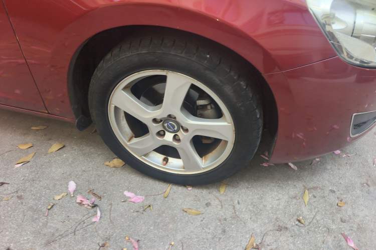 Used Volvo S60 2012 T5 Comfort Edition Right Front Wheel Hub