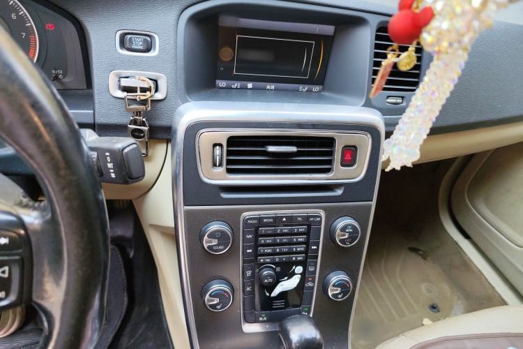 Used Volvo S60 2012 T5 Prestige Edition Audio And AC Panel