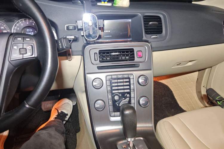 Used Volvo S60 2012 T5 Comfort Edition Audio And AC Panel