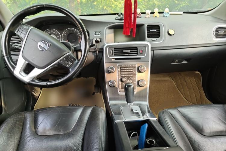 Used Volvo S60 2012 1.6T DRIVe Comfort Edition Center Console