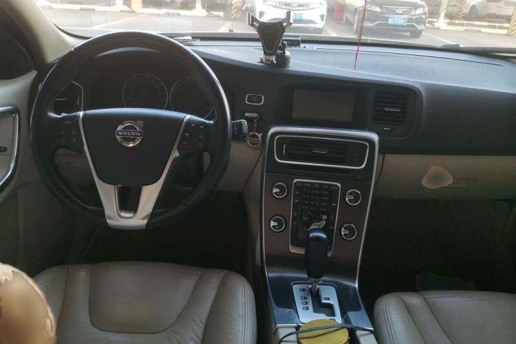 Used Volvo S60 2012 T5 Zhiya Edition Center Console