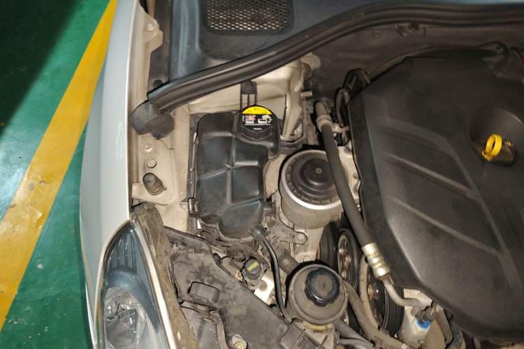 Used Volvo S60 2012 T5 Comfort Edition Engine Bay Right