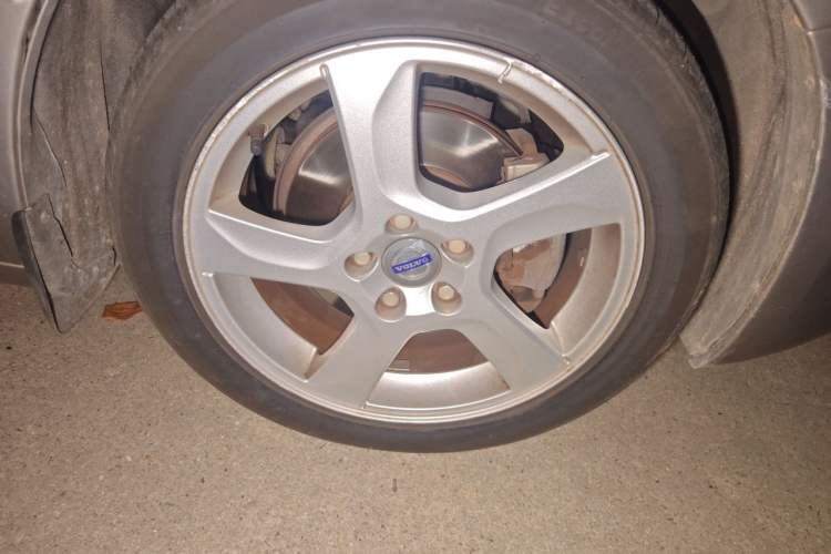 Used Volvo S60 2012 T5 Comfort Edition Right Front Wheel Hub