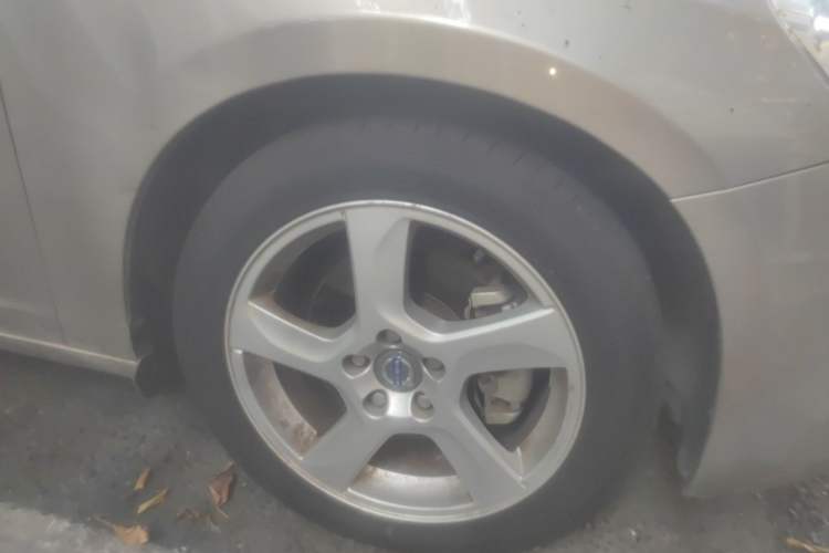 Used Volvo S60 2012 T5 Comfort Edition Right Front Wheel Hub