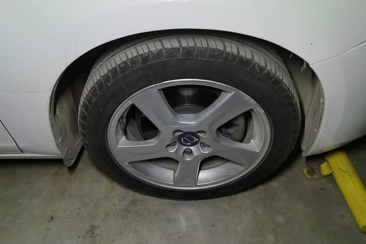 Used Volvo S60 2012 T5 Comfort Edition Right Front Wheel Hub