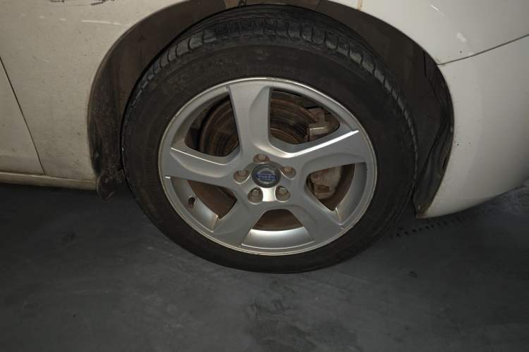 Used Volvo S60 2012 T5 Comfort Edition Right Front Wheel Hub