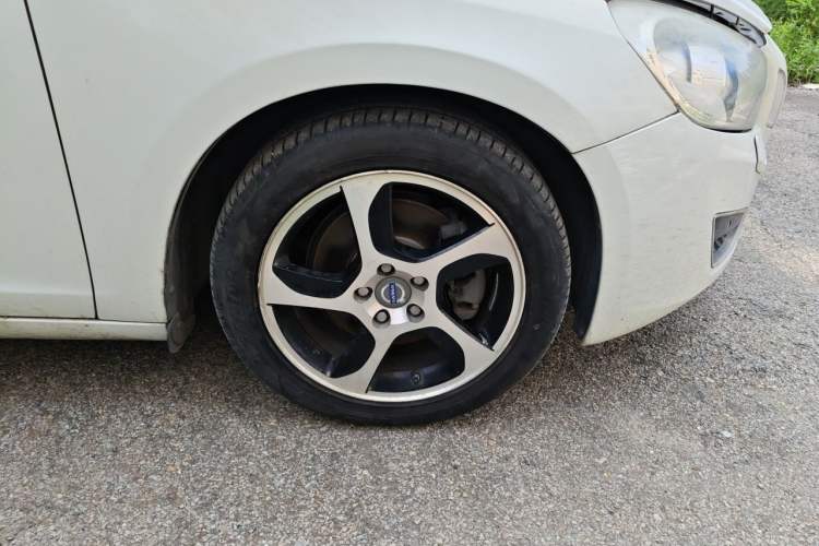 Used Volvo S60 2012 T5 Prestige Edition Right Front Wheel Hub