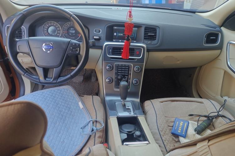 Used Volvo S60 2012 1.6T DRIVe Comfort Edition Center Console