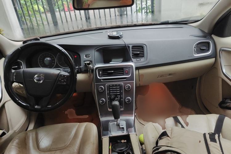 Used Volvo S60 2012 1.6T DRIVe Comfort Edition Center Console