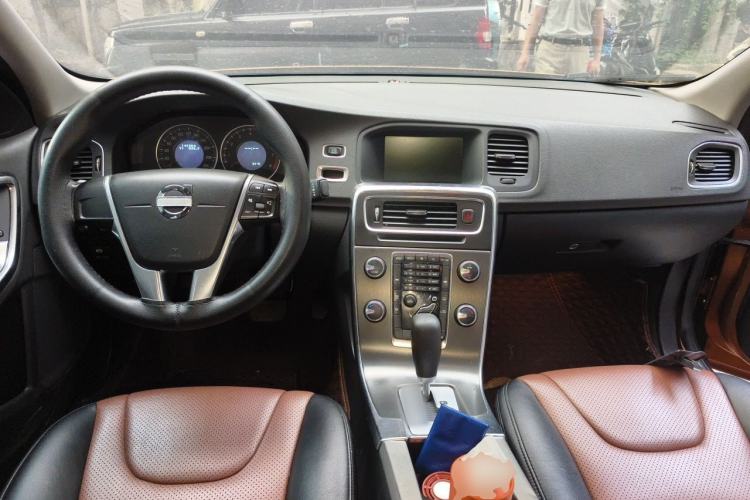 Used Volvo S60 2012 1.6T DRIVe ZhiShang Edition Center Console