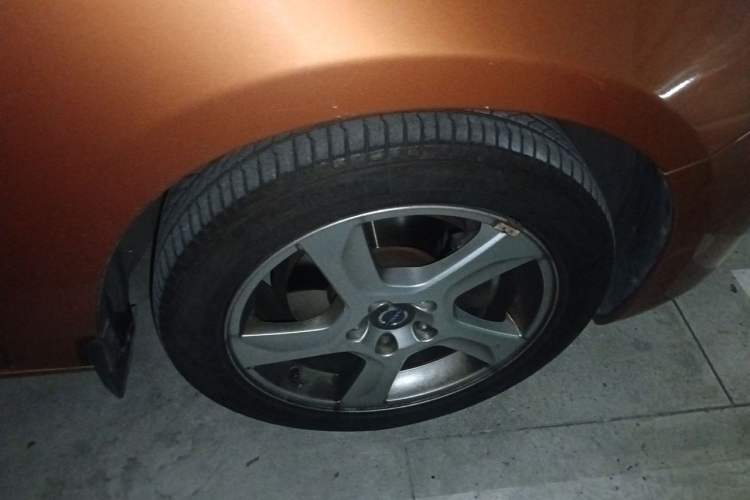 Used Volvo S60 2012 T5 Prestige Edition Right Front Wheel Hub