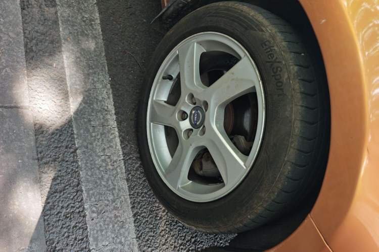 Used Volvo S60 2012 T5 Comfort Edition Right Front Wheel Hub