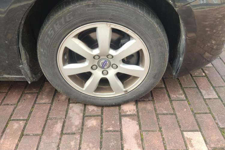 Used Volvo S60 2013 2.0T Progressive Edition Right Front Wheel Hub