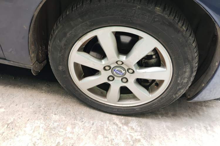 Used Volvo S60 2013 T5 Smart Edition Right Front Wheel Hub