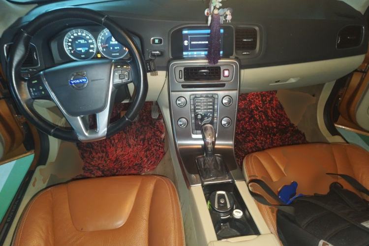 Used Volvo S60 2013 T5 Comfort Edition Center Console