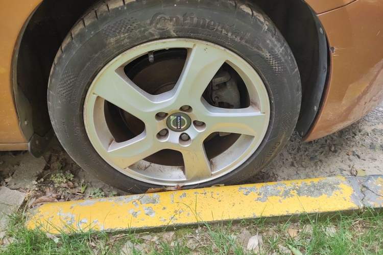 Used Volvo S60 2013 T5 Comfort Edition Right Front Wheel Hub