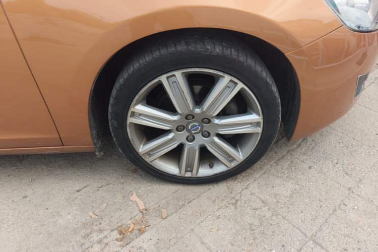 Used Volvo S60 2013 T5 Comfort Edition Right Front Wheel Hub
