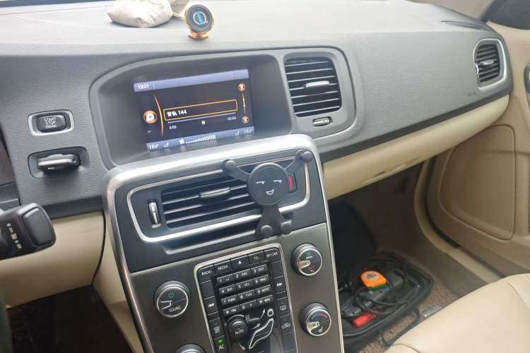 Used Volvo S60 2013 T5 Comfort Edition Audio And AC Panel