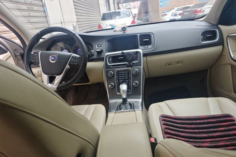 Used Volvo S60 2013 T5 Comfort Edition Center Console