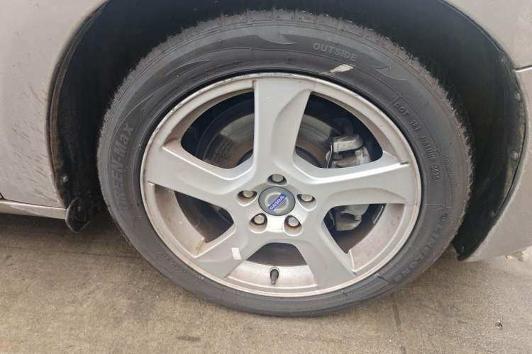 Used Volvo S60 2013 T5 Comfort Edition Right Front Wheel Hub