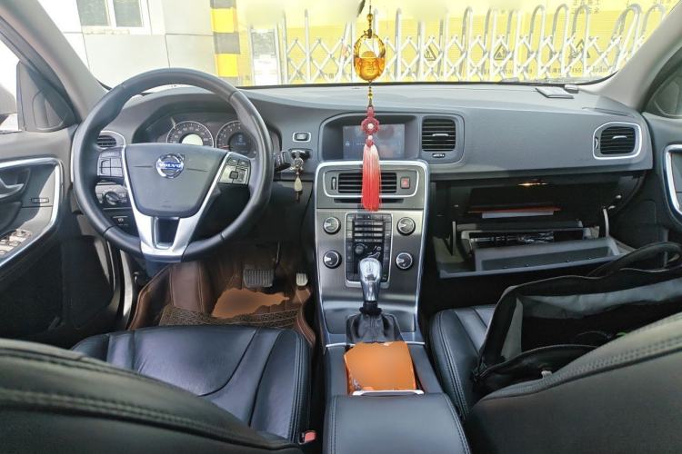 Used Volvo S60 2013 T5 Comfort Edition Center Console