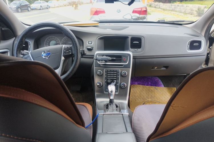 Used Volvo S60 2013 T5 Zhiya Edition Center Console