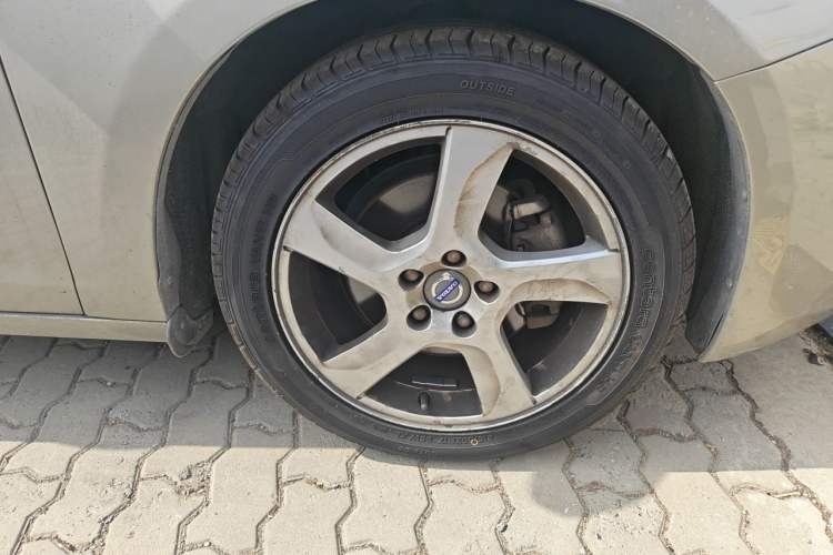 Used Volvo S60 2013 T5 Comfort Edition Right Front Wheel Hub