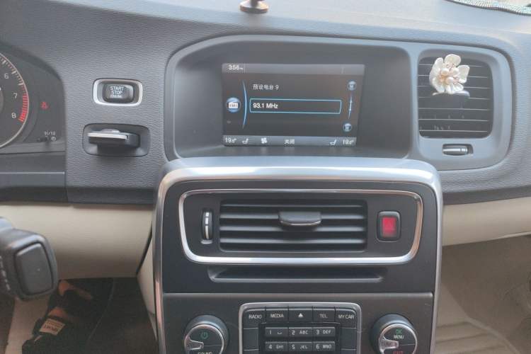 Used Volvo S60 2013 T5 Comfort Edition Audio And AC Panel