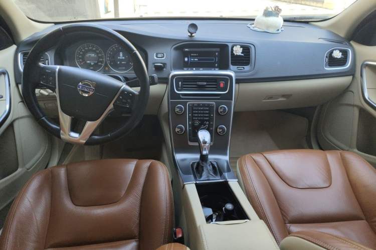 Used Volvo S60 2013 T5 Comfort Edition Center Console