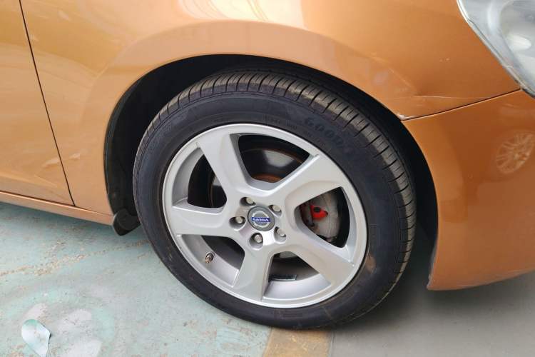 Used Volvo S60 2013 T5 Comfort Edition Right Front Wheel Hub