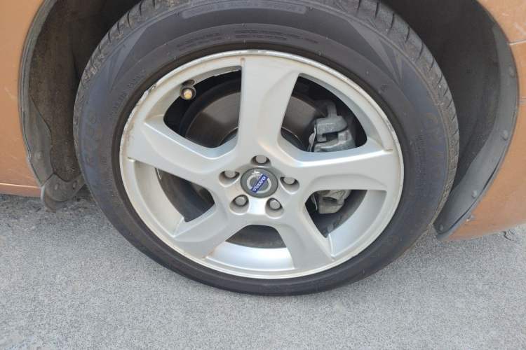 Used Volvo S60 2013 T5 Comfort Edition Right Front Wheel Hub