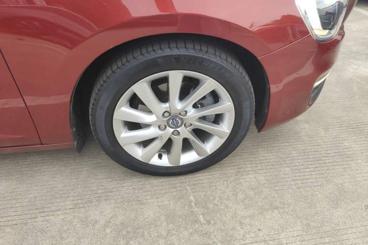 Used Volvo S60 2013 T5 Comfort Edition Right Front Wheel Hub
