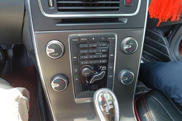 Used Volvo S60 2013 T5 Smart Edition Audio And AC Panel