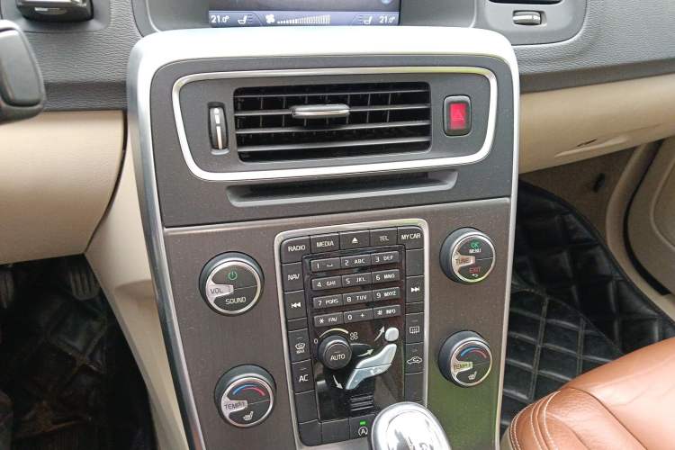 Used Volvo S60 2013 T5 Zhiya Edition Audio And AC Panel