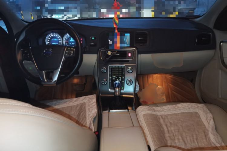 Used Volvo S60 2013 T5 Comfort Edition Center Console