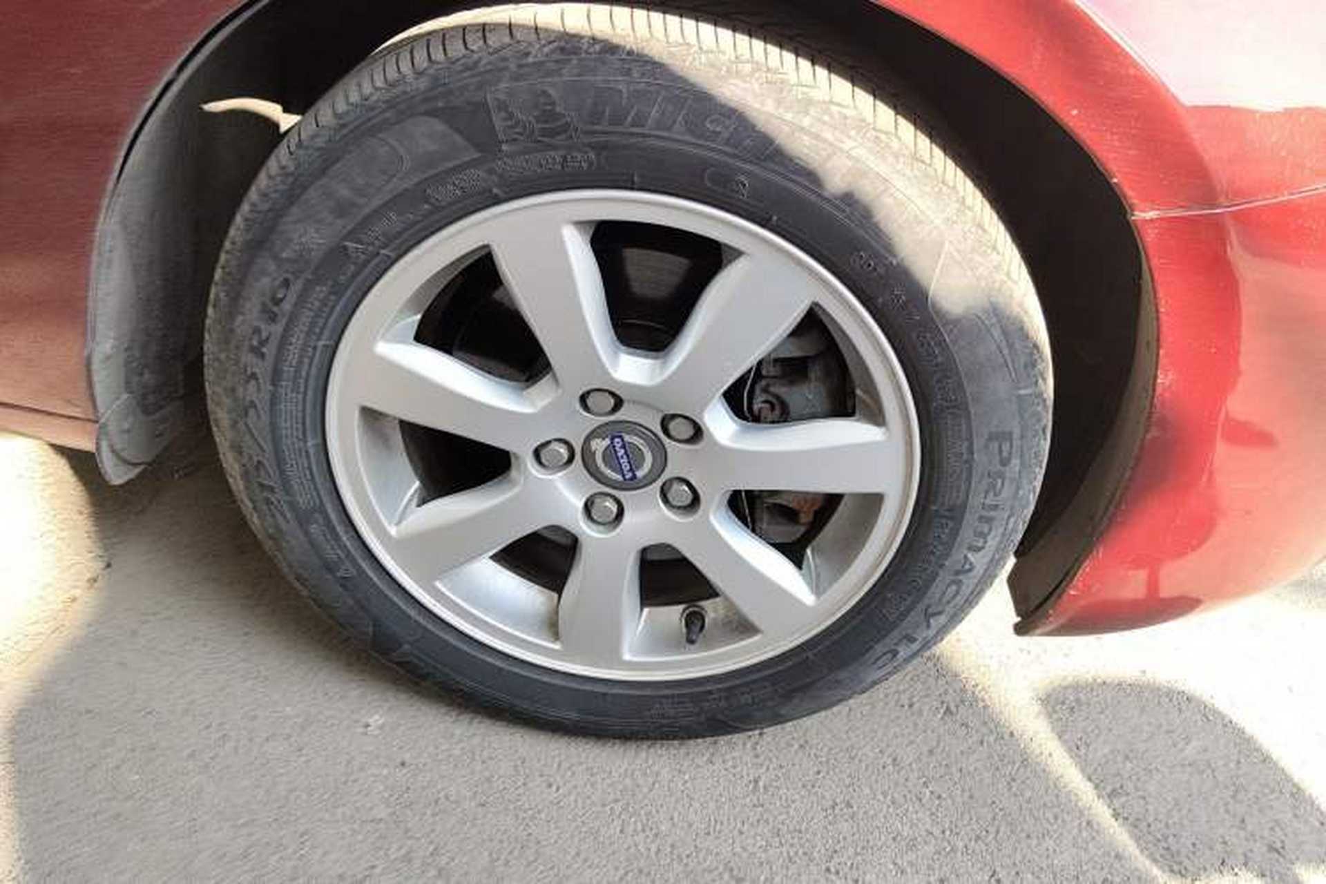Used Volvo S60 2013 2.0T Progressive Edition Right Front Wheel Hub