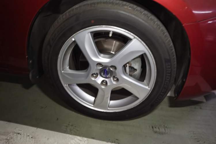 Used Volvo S60 2013 T5 Comfort Edition Right Front Wheel Hub