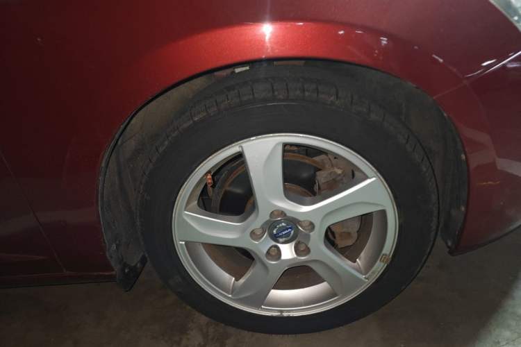 Used Volvo S60 2013 T5 Comfort Edition Right Front Wheel Hub