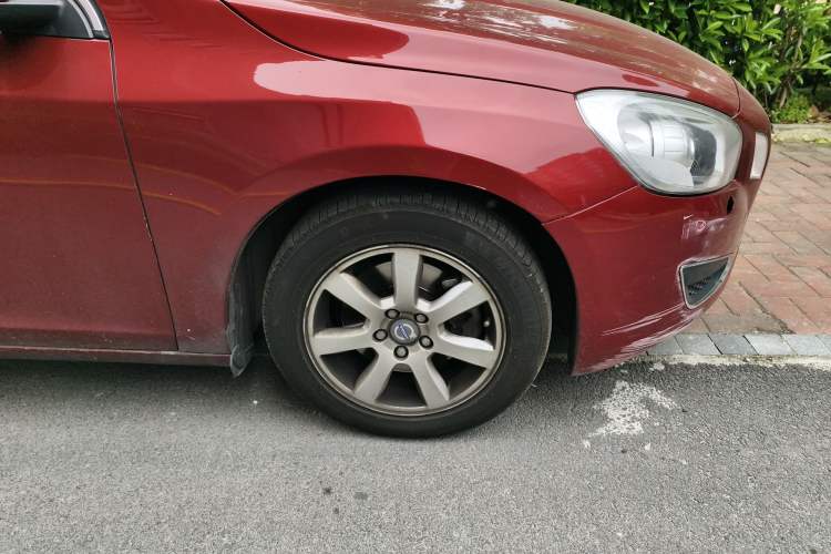 Used Volvo S60 2013 T5 Smart Edition Right Front Wheel Hub